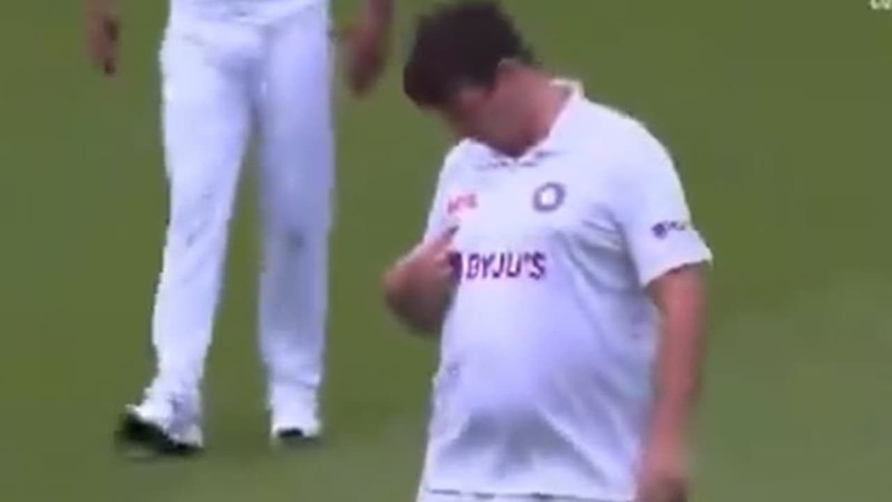 ಟೀಂ ಇಂಡಿಯಾ ಪರ ಆಡಲು ಮೈದಾನಕ್ಕಿಳಿದ ಇಂಗ್ಲೆಂಡ್ ಅಭಿಮಾನಿ; ವಶಕ್ಕೆ ಪಡೆದ ಭದ್ರತಾ ಸಿಬ್ಬಂದಿ! ಟೀಂ ಇಂಡಿಯಾ ಪರ ಆಡಲು ಮೈದಾನಕ್ಕಿಳಿದ ಇಂಗ್ಲೆಂಡ್ ಅಭಿಮಾನಿ; ವಶಕ್ಕೆ ಪಡೆದ ಭದ್ರತಾ ಸಿಬ್ಬಂದಿ!