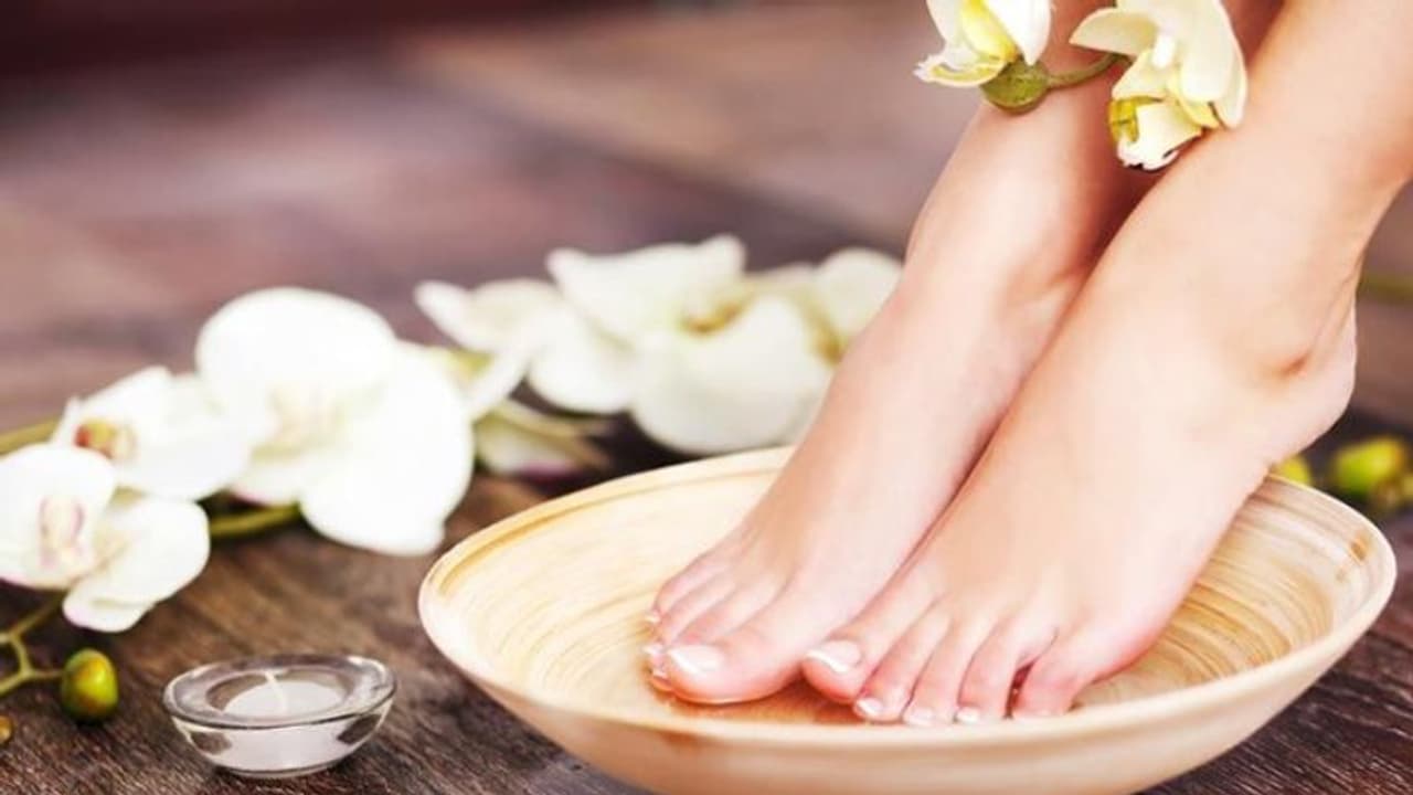 Smelly Feet: শীতে জুতো পরলেই পায়ে দুর্গন্ধ বের হচ্ছে, এগুলি মেনে চলুন Smelly Feet: শীতে জুতো পরলেই পায়ে দুর্গন্ধ বের হচ্ছে, এগুলি মেনে চলুন