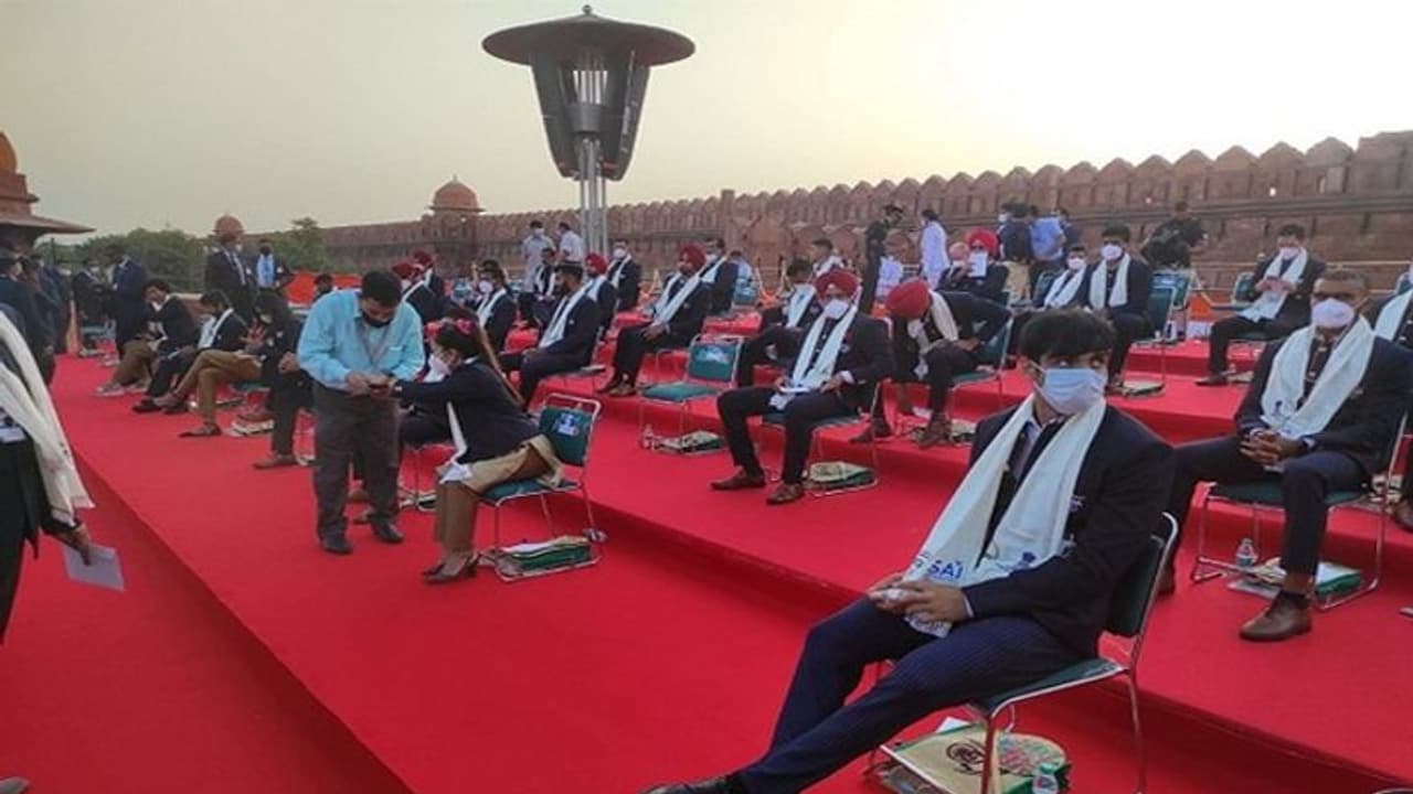 75th Independence Day: লালকেল্লায় উপস্থিত ৩২ অলিম্পিক জয়ীদের অভিনন্দন প্রধানমন্ত্রীর 75th Independence Day: লালকেল্লায় উপস্থিত ৩২ অলিম্পিক জয়ীদের অভিনন্দন প্রধানমন্ত্রীর