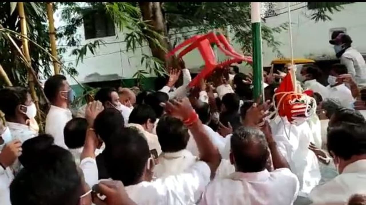 స్వాతంత్య్ర వేడుకల సాక్షిగా... బిజెపి కార్పోరేటర్ పై టీఆర్ఎస్ కార్యకర్తల దాడి (వీడియో) స్వాతంత్య్ర వేడుకల సాక్షిగా... బిజెపి కార్పోరేటర్ పై టీఆర్ఎస్ కార్యకర్తల దాడి (వీడియో)