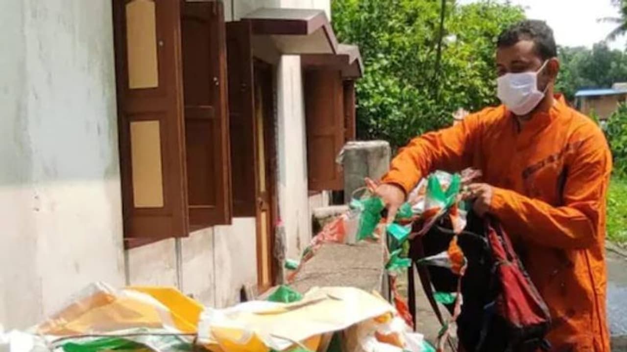 വഴിയരികിൽ ഉപേക്ഷിച്ചു പോകുന്ന ദേശീയപതാകകൾ ശേഖരിക്കുന്നു, വീട്ടിലുള്ളത് ഒരുലക്ഷത്തോളം പതാകകൾ വഴിയരികിൽ ഉപേക്ഷിച്ചു പോകുന്ന ദേശീയപതാകകൾ ശേഖരിക്കുന്നു, വീട്ടിലുള്ളത് ഒരുലക്ഷത്തോളം പതാകകൾ