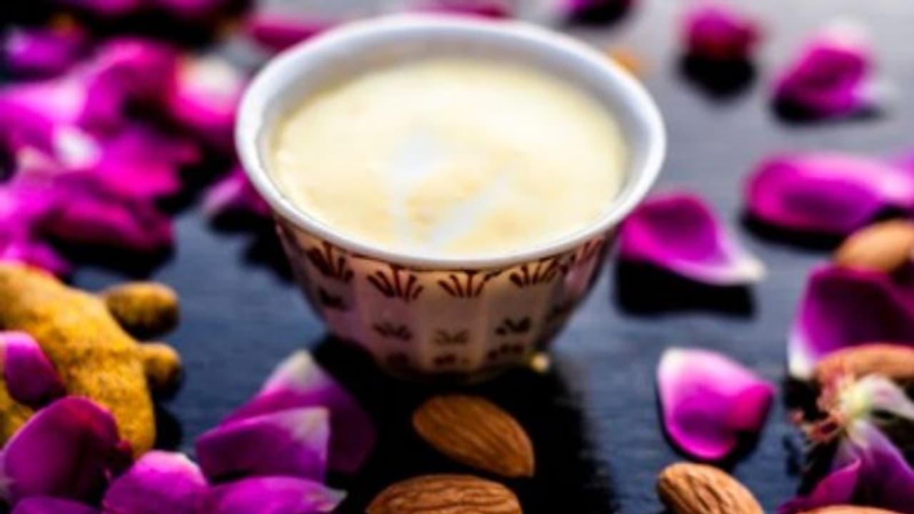 ഇനി ബ്യൂട്ടിപാര്‍ലര്‍ വീട്ടില്‍ തന്നെ; തിളക്കമുള്ള ചര്‍മ്മത്തിന് ഇതാ ഒരു കിടിലന്‍ ഫേസ് പാക്ക്!