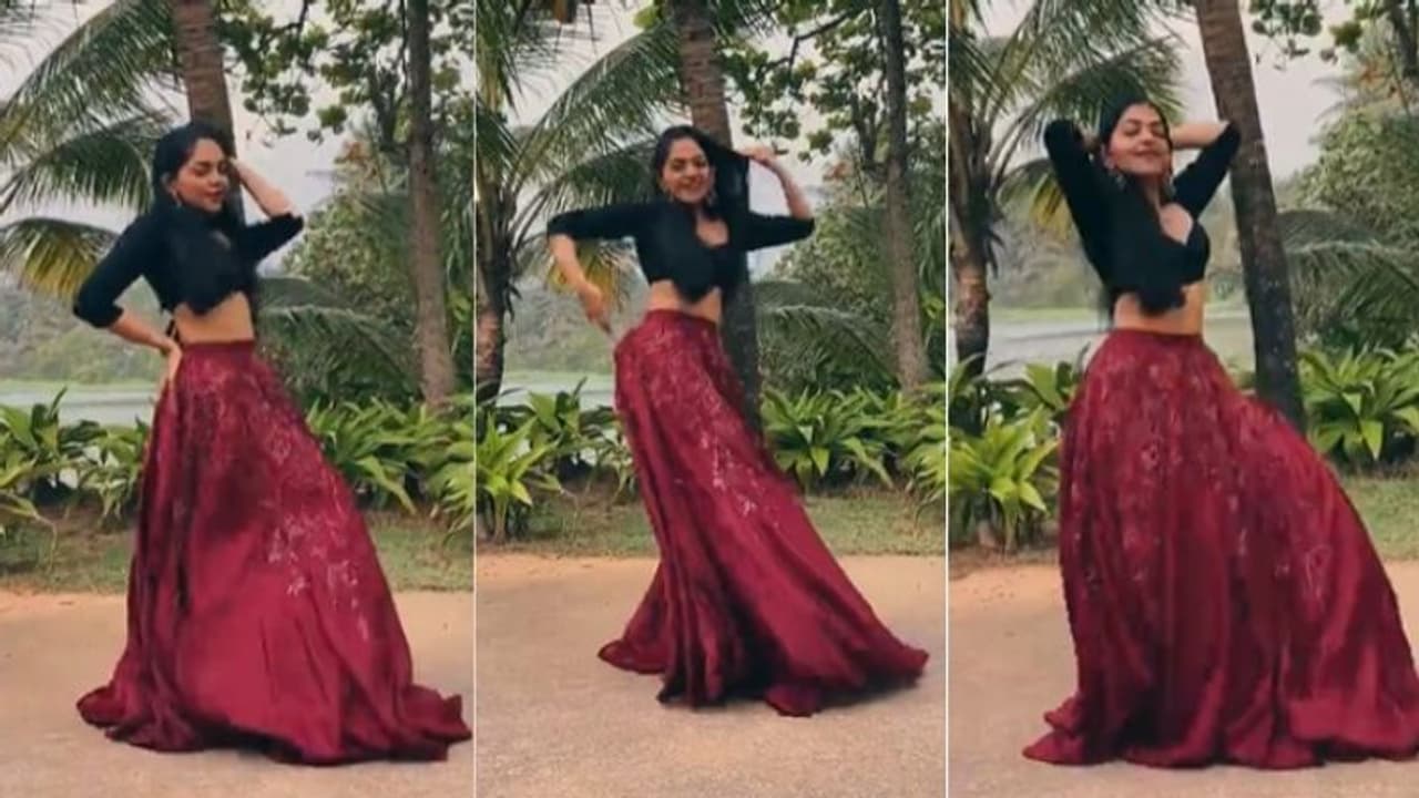 ‘പരം സുന്ദരി’ക്ക് ചുവടുവച്ച് അഹാന; കലക്കിയെന്ന് ആരാധകർ