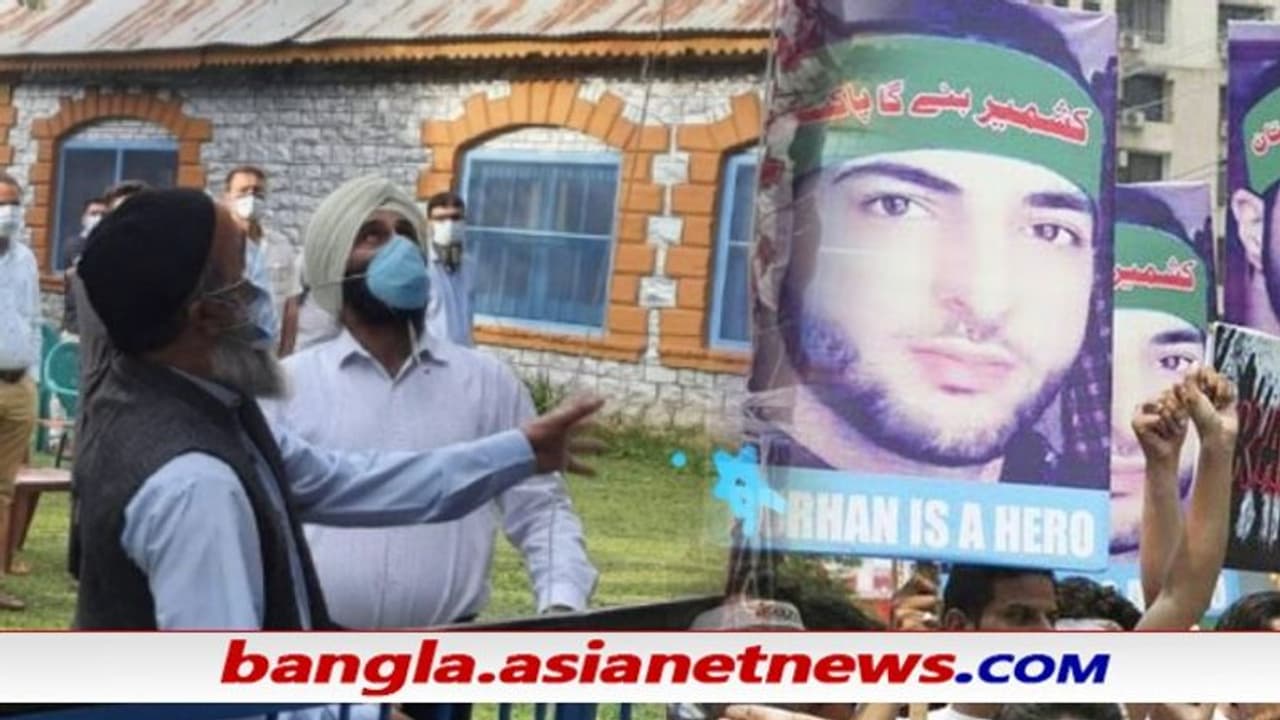 75th Independence Day জঙ্গির বাবা তুললেন জাতীয় পতাকা, বড় পরিবর্তন জম্মু কাশ্মীরে 75th Independence Day জঙ্গির বাবা তুললেন জাতীয় পতাকা, বড় পরিবর্তন জম্মু কাশ্মীরে