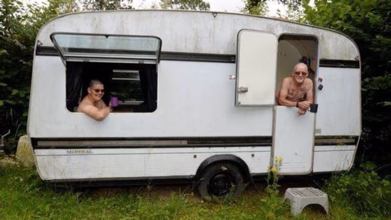 വിവാഹിതരായത് ന​ഗ്നരായി, ജീവിക്കുന്നതും ന​ഗ്നരായി വാനിനുള്ളിൽ, ജലസംവിധാനമോ വൈദ്യുതിയോ ഇല്ല