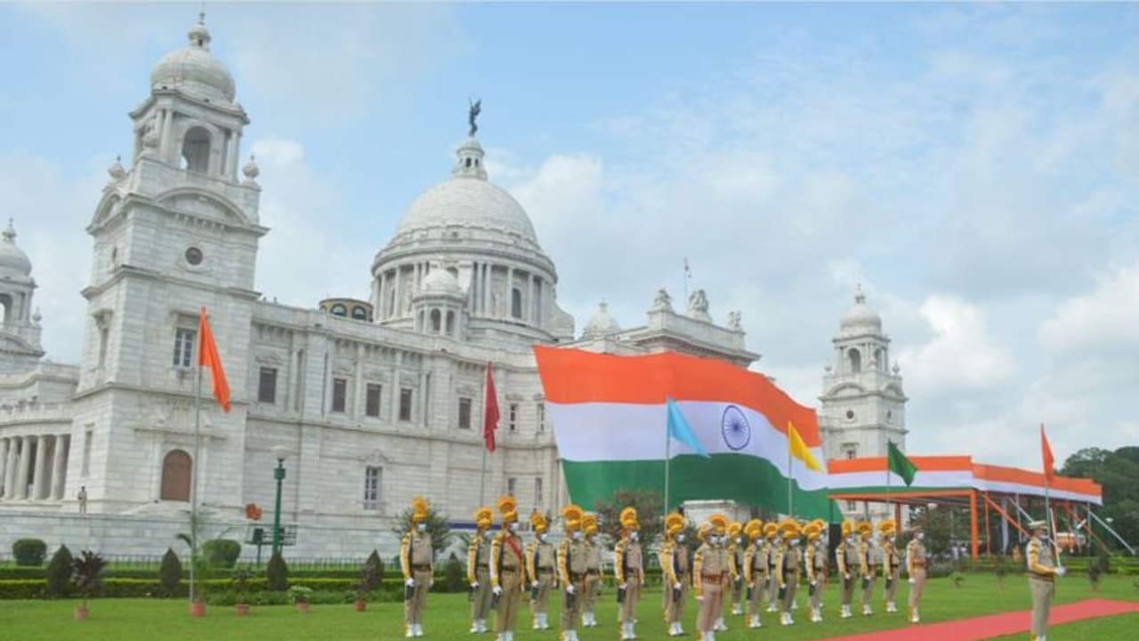 ৭৫০০ বর্গ ফুটের তেরঙ্গায় ঢাকল ভিক্টোরিয়া, পরীর চুল ছুঁয়ে উড়ল জাতীয় পতাকা ৭৫০০ বর্গ ফুটের তেরঙ্গায় ঢাকল ভিক্টোরিয়া, পরীর চুল ছুঁয়ে উড়ল জাতীয় পতাকা