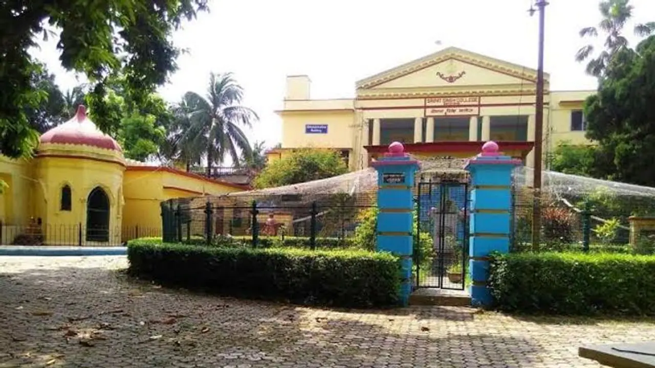 স্বাধীনতা দিবসে অভিনব পদক্ষেপ মুর্শিদাবাদে, ইংরেজ আমলের কলেজ বাঁচাতে নিজের বাড়ি দান প্রাক্তনীর স্বাধীনতা দিবসে অভিনব পদক্ষেপ মুর্শিদাবাদে, ইংরেজ আমলের কলেজ বাঁচাতে নিজের বাড়ি দান প্রাক্তনীর