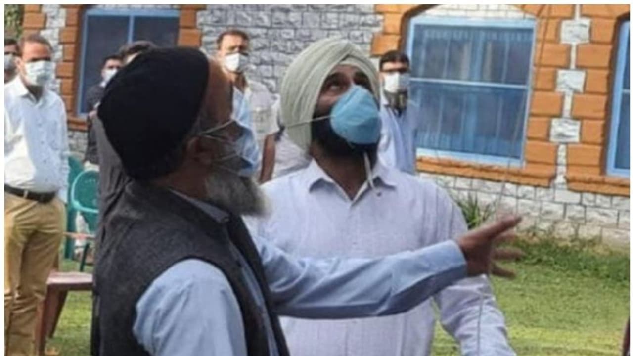 ഭീകരന് ബുര്ഹാന് വാനിയുടെ പിതാവ് സ്വാതന്ത്ര്യദിനത്തില് ദേശീയപതാകയുയര്ത്തി ഭീകരന് ബുര്ഹാന് വാനിയുടെ പിതാവ് സ്വാതന്ത്ര്യദിനത്തില് ദേശീയപതാകയുയര്ത്തി