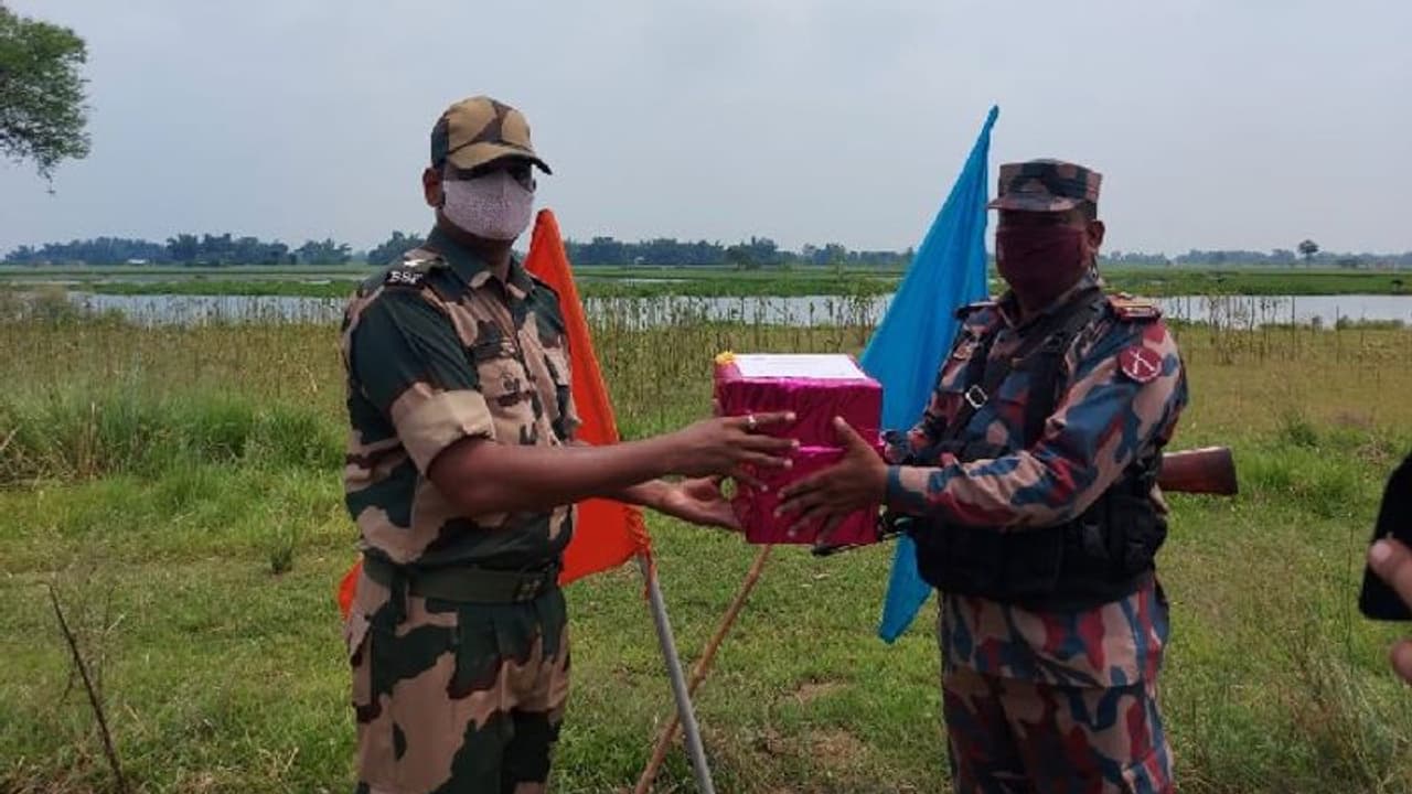 ভারতের স্বাধীনতা দিবস উৎসবে সামিল বাংলাদেশও, সীমান্তে দেখা গেল অপূর্ব বন্ধুত্বের ছবি ভারতের স্বাধীনতা দিবস উৎসবে সামিল বাংলাদেশও, সীমান্তে দেখা গেল অপূর্ব বন্ধুত্বের ছবি