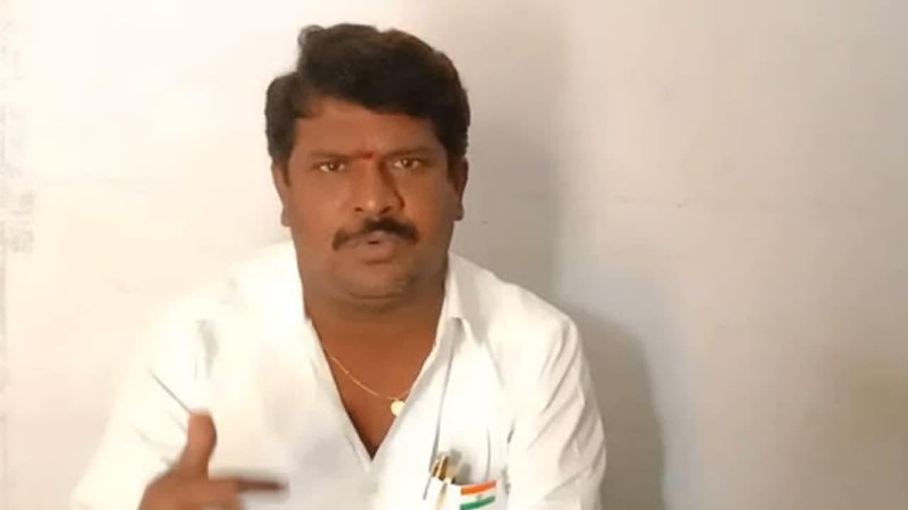 హుజురాబాద్: కేసీఆర్ సభలో ఆత్మహత్య చేసుకుంటా.. వైరలవుతున్న సర్పంచ్ వీడియో హుజురాబాద్: కేసీఆర్ సభలో ఆత్మహత్య చేసుకుంటా.. వైరలవుతున్న సర్పంచ్ వీడియో