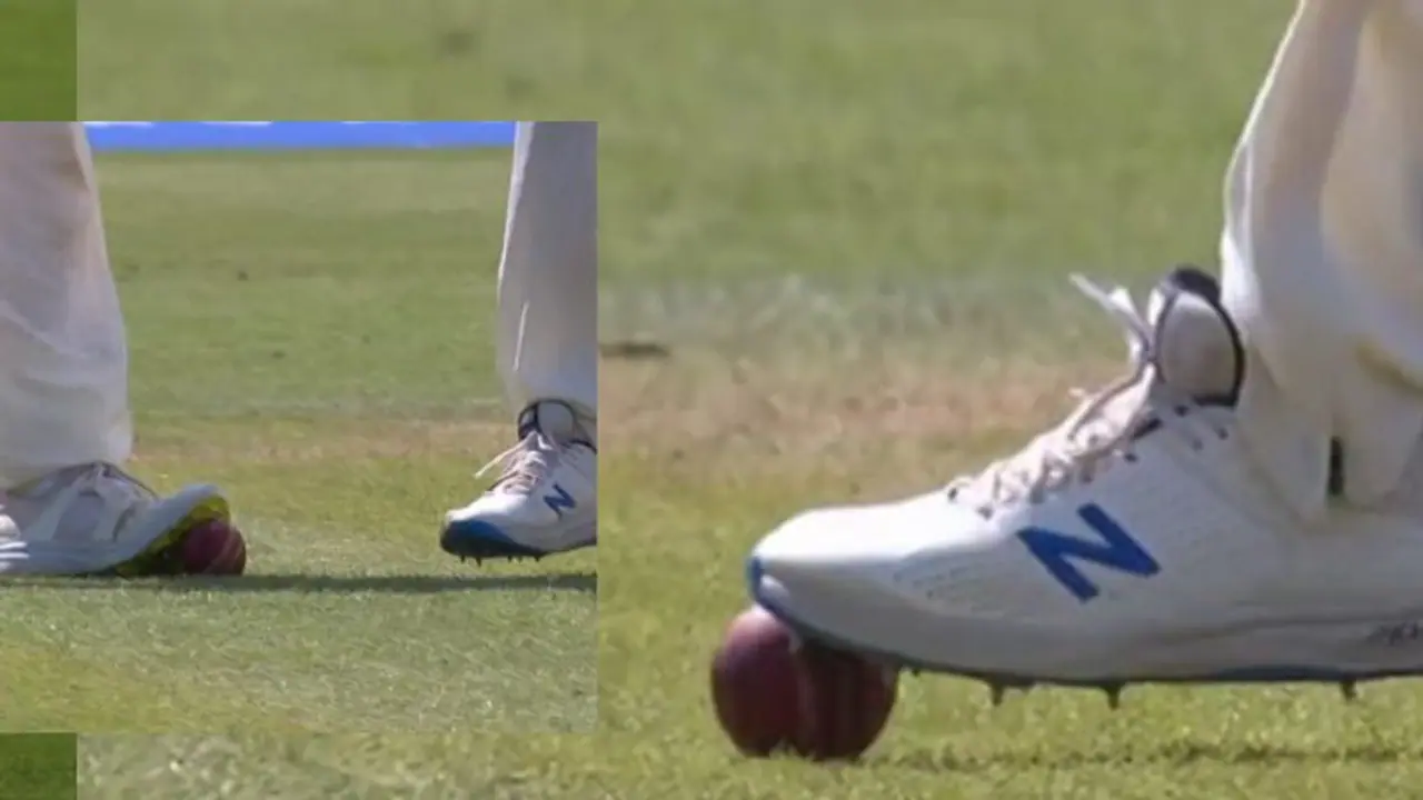 ഇംഗ്ലീഷ് താരങ്ങള് പന്തില് കൃത്രിമം കാണിച്ചോ ? ചോദ്യവുമായി സെവാഗും ചോപ്രയും; ബ്രോഡിന്റെ വിശദീകരണമിങ്ങനെ ഇംഗ്ലീഷ് താരങ്ങള് പന്തില് കൃത്രിമം കാണിച്ചോ ? ചോദ്യവുമായി സെവാഗും ചോപ്രയും; ബ്രോഡിന്റെ വിശദീകരണമിങ്ങനെ