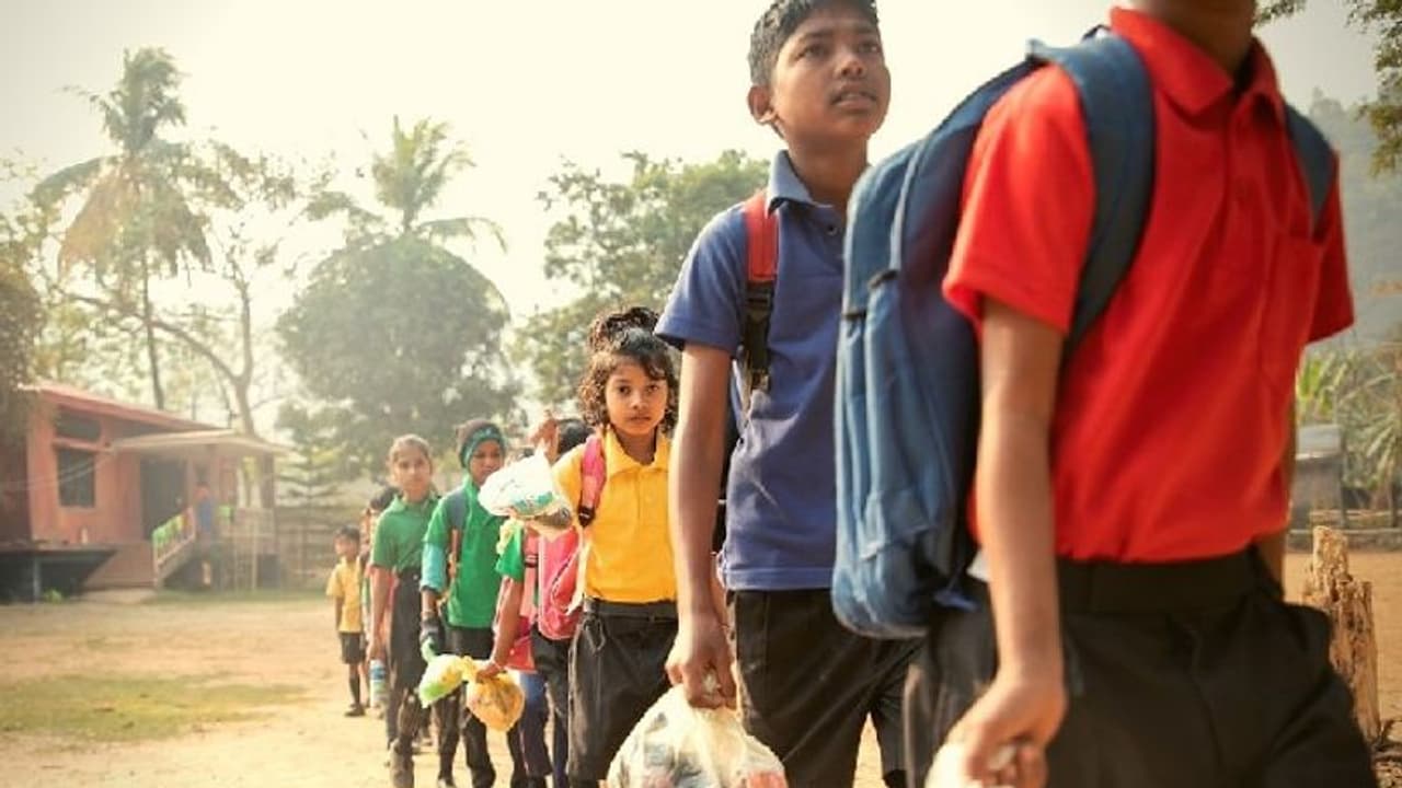 এই স্কুলে শিশুদের পড়াশোনার জন্য বেতন লাগে না, সপ্তাহে দিতে হয় ২৫টি প্লাস্টিক