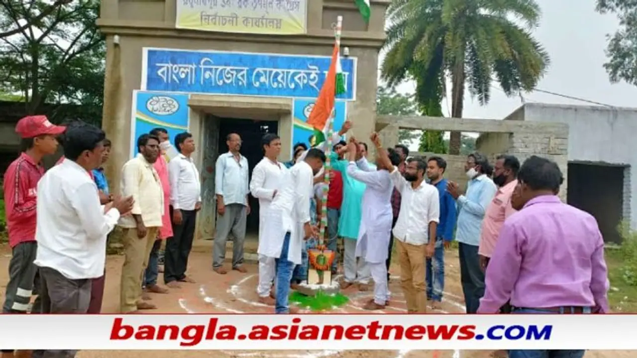 জাতীয় পতাকার উপরে দলের পতাকা বিতর্কে তৃণমূল, এফআইআর এর হুমকি দিল বিজেপি