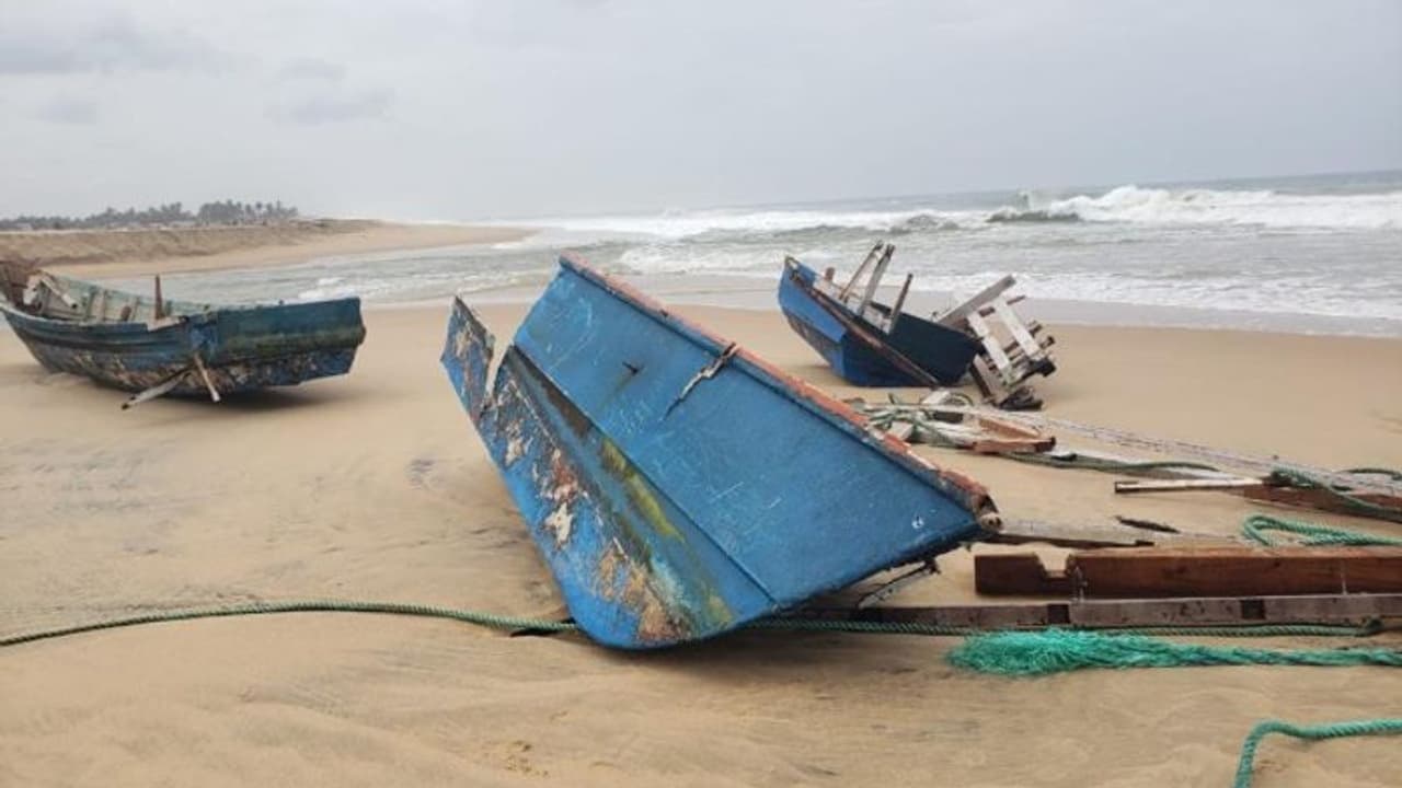 കടലിലേക്ക് ഒഴുകി തകര്ന്ന് ഫ്ളോട്ടിങ്ങ് റസ്റ്റോറന്റ്; നഷ്ടം അന്പത് ലക്ഷം കടലിലേക്ക് ഒഴുകി തകര്ന്ന് ഫ്ളോട്ടിങ്ങ് റസ്റ്റോറന്റ്; നഷ്ടം അന്പത് ലക്ഷം