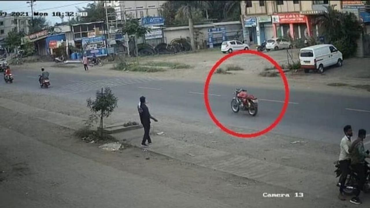 നടുറോഡിലൂടെ ഡ്രൈവറില്ലാതെ പാഞ്ഞ് 'ഗോസ്റ്റ് ബുള്ളറ്റ്'; പരിഭ്രാന്തരായി ജനം! നടുറോഡിലൂടെ ഡ്രൈവറില്ലാതെ പാഞ്ഞ് 'ഗോസ്റ്റ് ബുള്ളറ്റ്'; പരിഭ്രാന്തരായി ജനം!