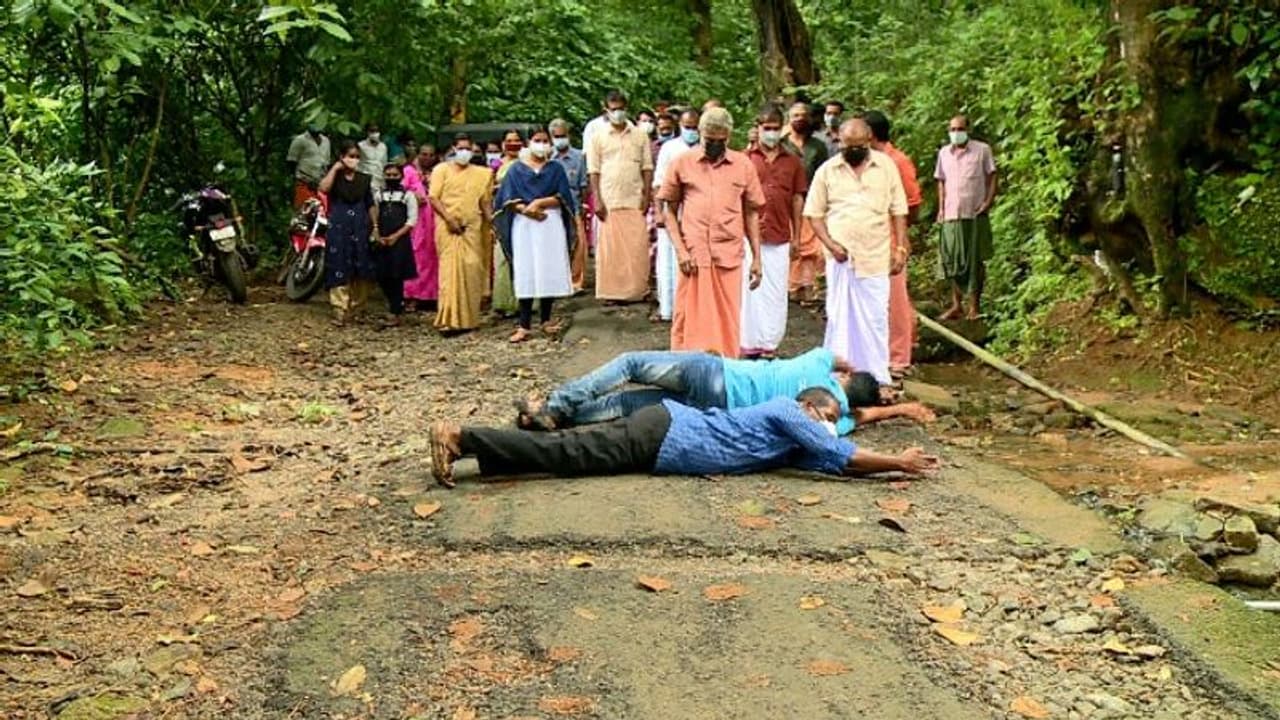 പൊട്ടിപ്പൊളിഞ്ഞ റോഡ് നന്നാക്കി കിട്ടാൻ ശയനപ്രദക്ഷിണം, ഇടുക്കിയിൽ അപൂർവ്വ പ്രതിഷേധം
