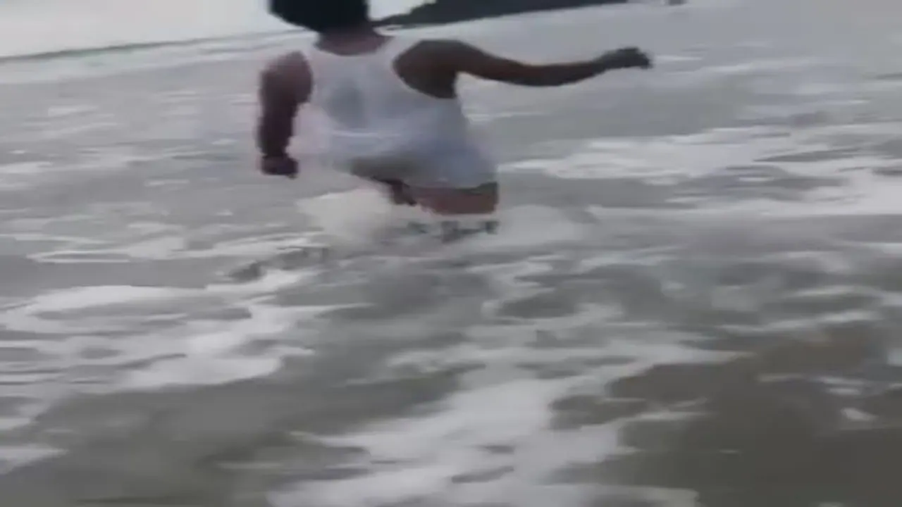 సీతాపాలెం బీచ్లో హృదయవిధారక ఘటన... అన్న కళ్ళముందే సముద్రంలో మునిగిన తమ్ముడు (వీడియో) సీతాపాలెం బీచ్లో హృదయవిధారక ఘటన... అన్న కళ్ళముందే సముద్రంలో మునిగిన తమ్ముడు (వీడియో)