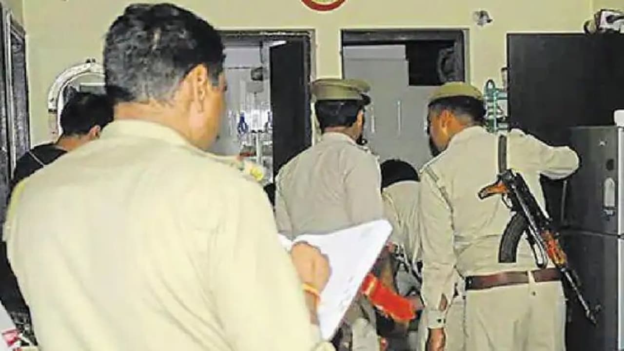 విజయవాడ కారులో డెడ్బాడీ, టెక్నికల్ ఆధారాలతో దర్యాప్తు: ఇంచార్జీ సీపీ పాల్ రాజు విజయవాడ కారులో డెడ్బాడీ, టెక్నికల్ ఆధారాలతో దర్యాప్తు: ఇంచార్జీ సీపీ పాల్ రాజు