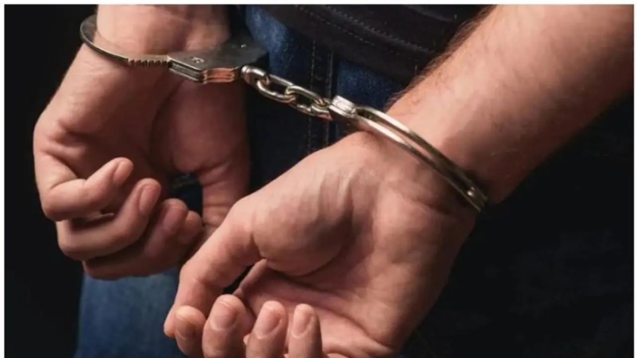 Crime: মহারাষ্ট্রে অভিনব প্রতারণার পর্দা ফাঁস, নাগপুর সিটি পুলিশের জালে বাংলার ২ যুবক Crime: মহারাষ্ট্রে অভিনব প্রতারণার পর্দা ফাঁস, নাগপুর সিটি পুলিশের জালে বাংলার ২ যুবক