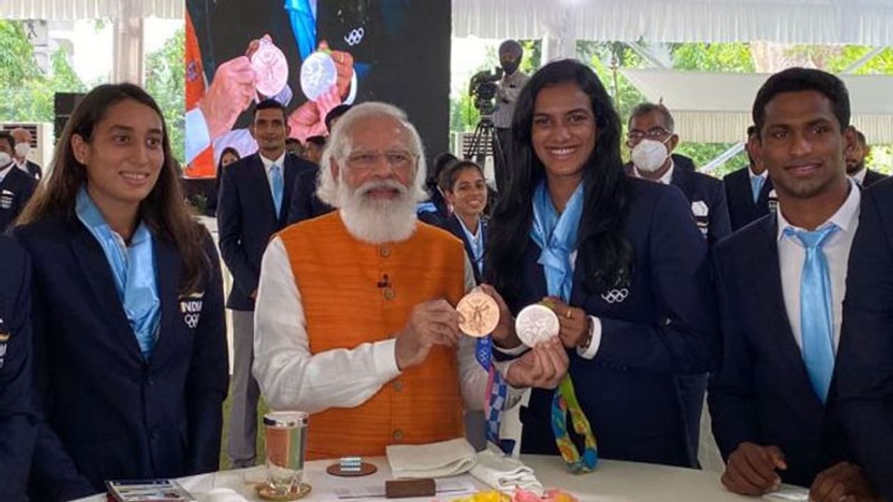 మాట నిలపెట్టుకున్న ప్రధాని మోదీ.. సింధూకి ఐస్ క్రీమ్.. నీరజ్ కి చుర్మా..! మాట నిలపెట్టుకున్న ప్రధాని మోదీ.. సింధూకి ఐస్ క్రీమ్.. నీరజ్ కి చుర్మా..!