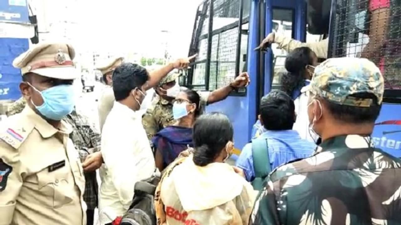 హత్యకు గురైన రమ్య ఇంటి వద్ద ఉద్రిక్తత: తోపులాట, నారా లోకేష్ అరెస్టు హత్యకు గురైన రమ్య ఇంటి వద్ద ఉద్రిక్తత: తోపులాట, నారా లోకేష్ అరెస్టు