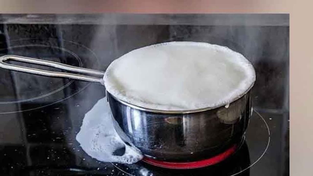 வரதட்சணை கேட்டு சித்ரவதை.. கொதிக்கும் பாலை மனைவி மீது ஊற்றிய கொடூர கணவர்.. வலியால் அலறி துடிப்பு.! வரதட்சணை கேட்டு சித்ரவதை.. கொதிக்கும் பாலை மனைவி மீது ஊற்றிய கொடூர கணவர்.. வலியால் அலறி துடிப்பு.!