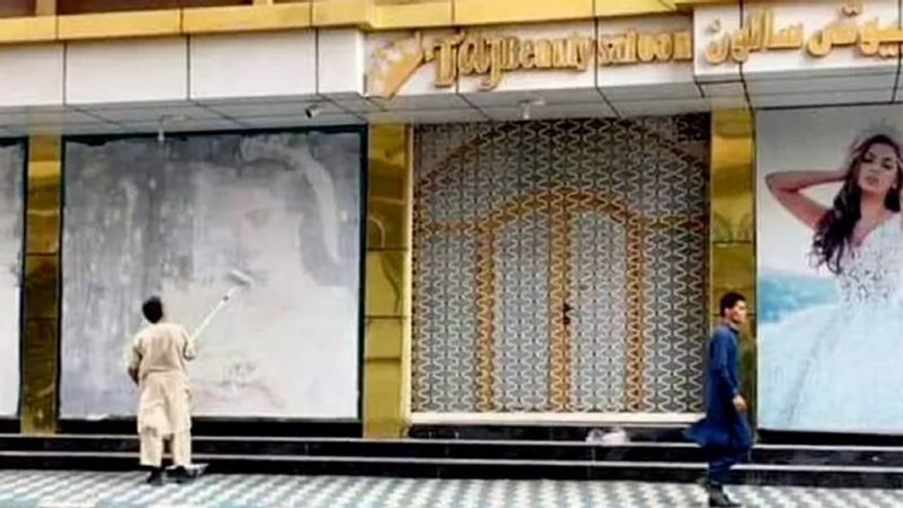 തുടച്ചുമാറ്റപ്പെടുമോ സ്ത്രീകൾ? അഫ്ഗാനിസ്ഥാനിൽ സ്ത്രീകളുടെ ചിത്രങ്ങൾക്ക് മേൽ വെള്ളപൂശിത്തുടങ്ങി തുടച്ചുമാറ്റപ്പെടുമോ സ്ത്രീകൾ? അഫ്ഗാനിസ്ഥാനിൽ സ്ത്രീകളുടെ ചിത്രങ്ങൾക്ക് മേൽ വെള്ളപൂശിത്തുടങ്ങി