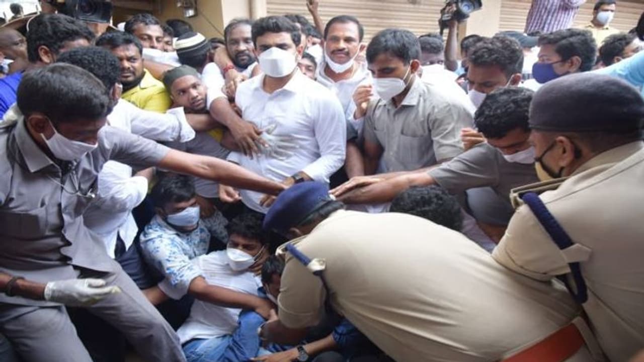 AP Bandh: పోలీస్ అధికారిపై దాడి... నారా లోకేష్ పై హత్యాయత్నం కేసు