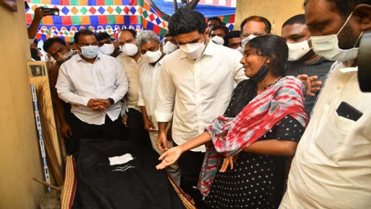 ప్రత్తిపాడు పోలీస్ స్టేషన్ నుండి నారా లోకేష్ విడుదల ప్రత్తిపాడు పోలీస్ స్టేషన్ నుండి నారా లోకేష్ విడుదల