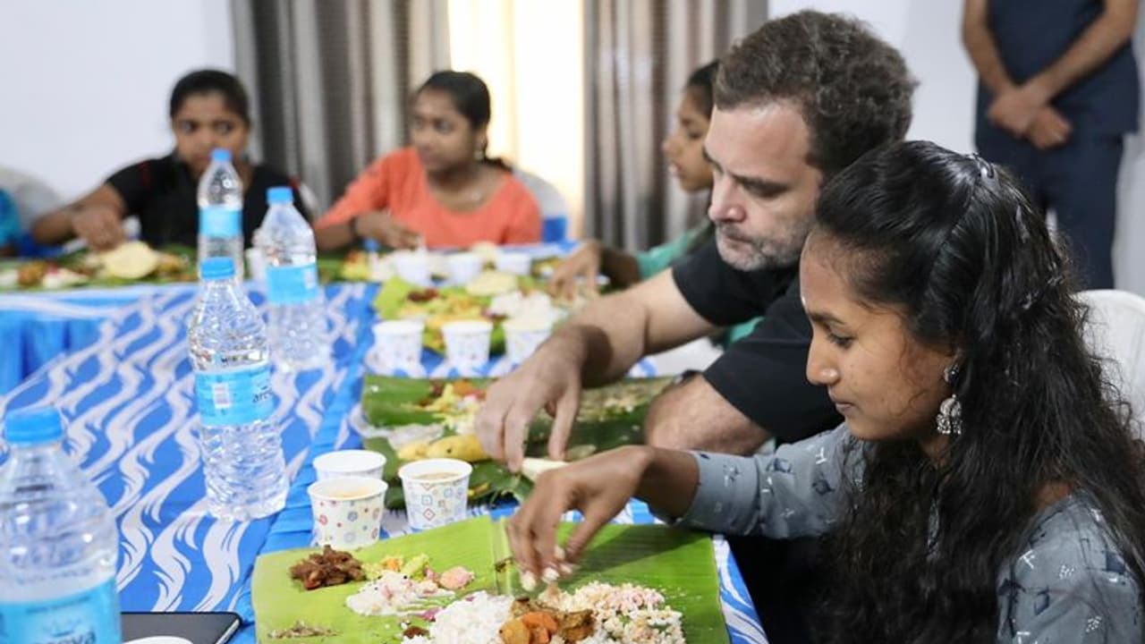 सुनिधि के लिए रुक गया राहुल गांधी का काफिला, पूछाः क्या मुझसे हाथ मिलाओगी तो यह दिया जवाब सुनिधि के लिए रुक गया राहुल गांधी का काफिला, पूछाः क्या मुझसे हाथ मिलाओगी तो यह दिया जवाब