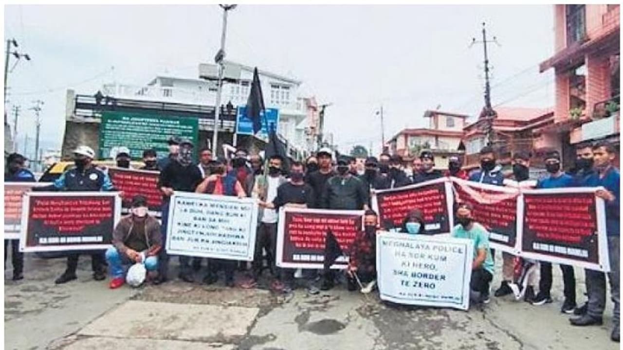 మేఘాలయాలో హింసాత్మక ఆందోళనలు.. హోం మంత్రి రాజీనామా మేఘాలయాలో హింసాత్మక ఆందోళనలు.. హోం మంత్రి రాజీనామా