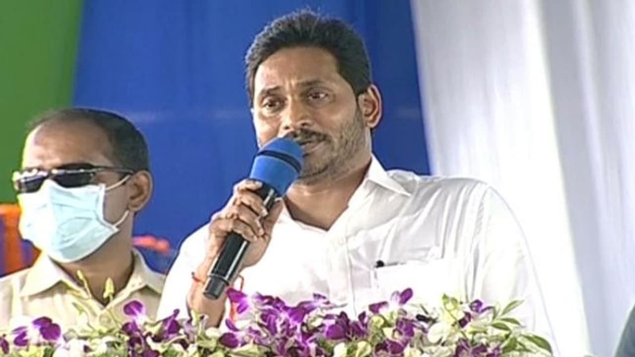 ఏపీ మంత్రివర్గ విస్తరణపై ఊహాగానాలు: రోజుకు 8 మంది ఎంపీలతో జగన్ భేటీ ఏపీ మంత్రివర్గ విస్తరణపై ఊహాగానాలు: రోజుకు 8 మంది ఎంపీలతో జగన్ భేటీ