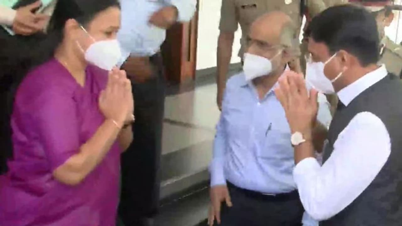 Covid 19 : केरल पहुंचे हेल्थ मिनिस्टर, देश में वैक्सीनेशन का आंकड़ा 56.81 करोड़ के पार Covid 19 : केरल पहुंचे हेल्थ मिनिस्टर, देश में वैक्सीनेशन का आंकड़ा 56.81 करोड़ के पार