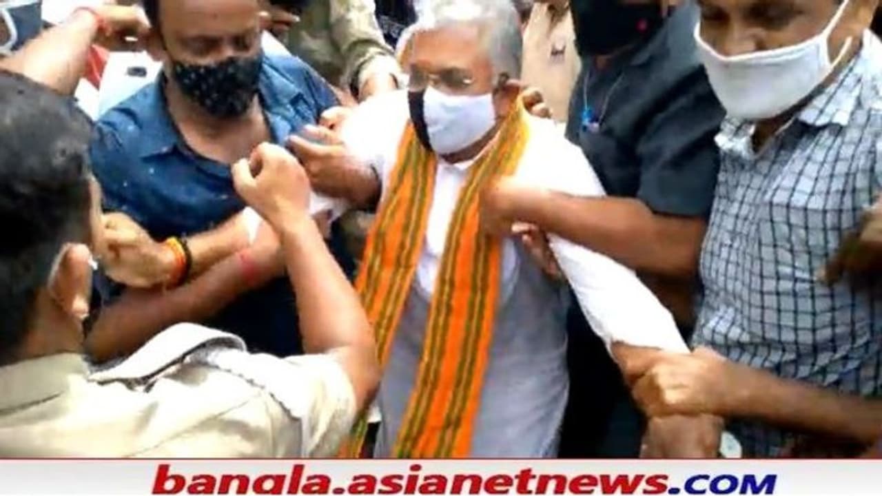 গ্রেফতার দিলীপ শুভেন্দু দেবশ্রী সহ ১৫০ কার্যকর্তা, BJP র কর্মসূচির ঘিরে উত্তাল মেয়ো রোড