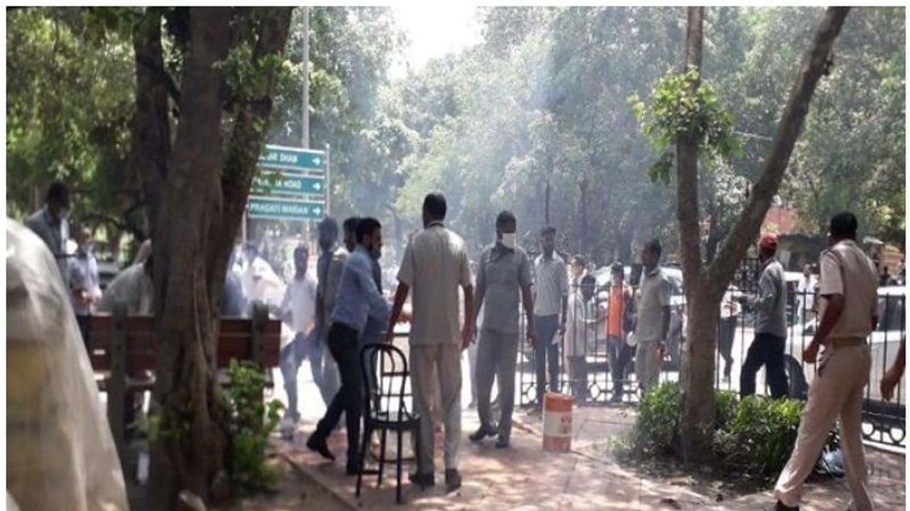 సుప్రీంకోర్టు సమీపంలో నిప్పంటించుకున్న ఇద్దరు వ్యక్తులు సుప్రీంకోర్టు సమీపంలో నిప్పంటించుకున్న ఇద్దరు వ్యక్తులు