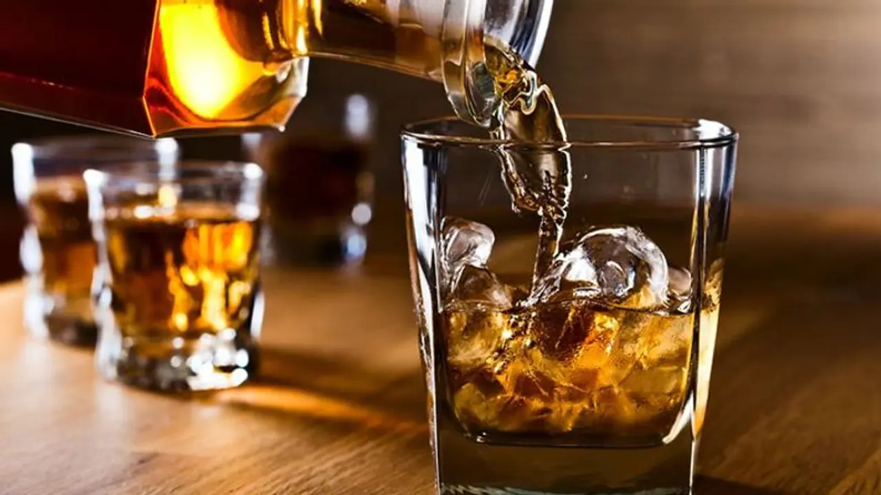 शराबी व्यक्ति ने रेस्टोंरेट पर लगाया ज्यादा शराब पिलाने का आरोप, कोर्ट पहुंचा तो केस जीत बन गया लखपति शराबी व्यक्ति ने रेस्टोंरेट पर लगाया ज्यादा शराब पिलाने का आरोप, कोर्ट पहुंचा तो केस जीत बन गया लखपति