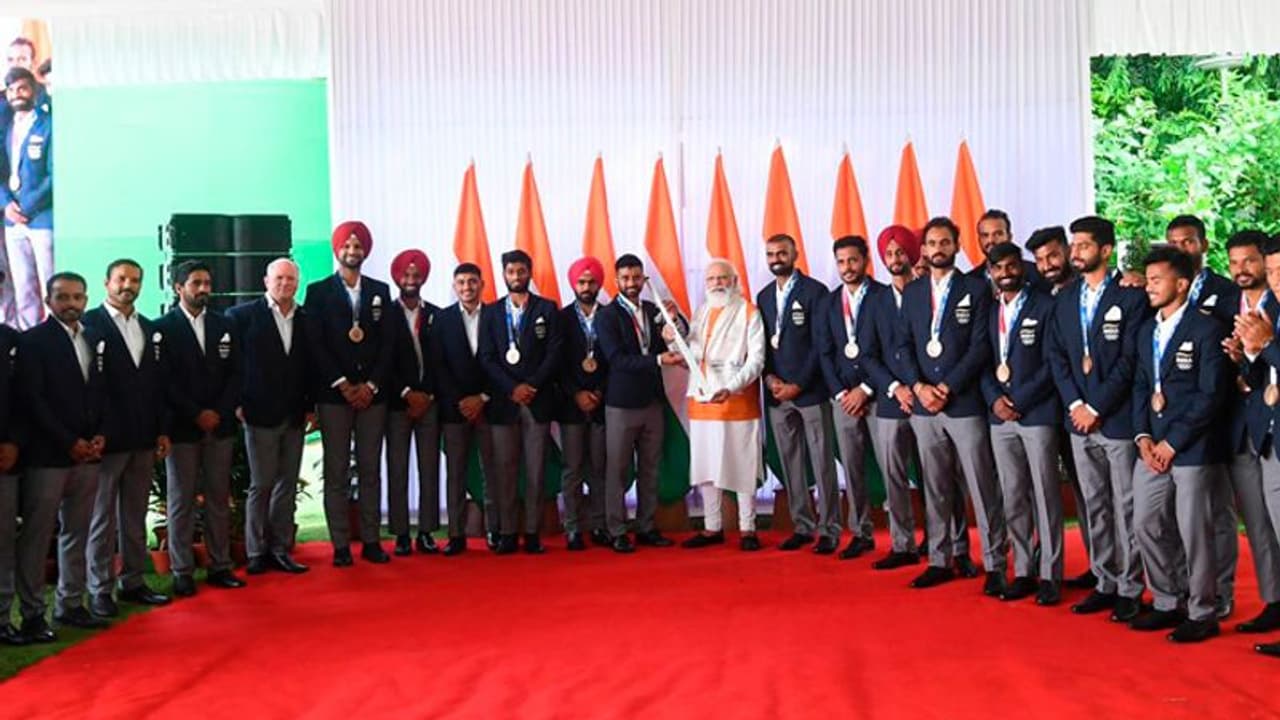 Tokyo Olympics 2020: पीएम मोदी को गिफ्ट की हॉकी, भारतीय हॉकी प्लेयर्स बोले आपके फोन से मिला प्रोत्साहन Tokyo Olympics 2020: पीएम मोदी को गिफ्ट की हॉकी, भारतीय हॉकी प्लेयर्स बोले आपके फोन से मिला प्रोत्साहन