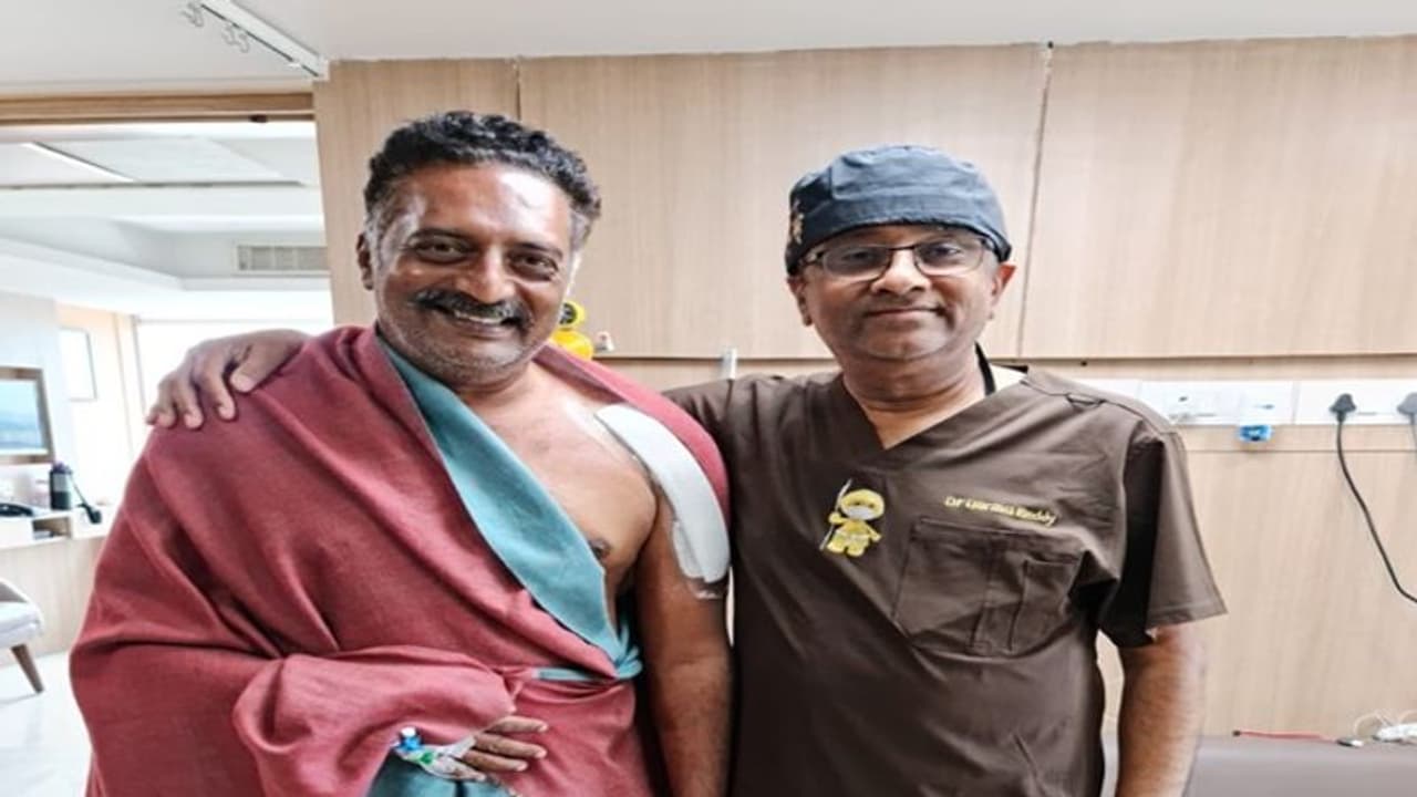 చిరునవ్వులు చిందిస్తూ డిశ్చార్జ్ అయిన ప్రకాష్ రాజ్.. డాక్టర్ ఏం చెప్పారంటే.. చిరునవ్వులు చిందిస్తూ డిశ్చార్జ్ అయిన ప్రకాష్ రాజ్.. డాక్టర్ ఏం చెప్పారంటే..