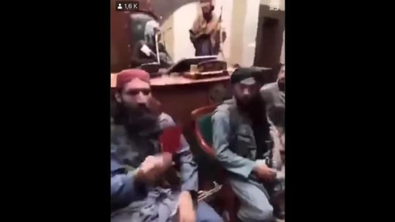 Afghanistan की संसद में घुसा तालिबान, जहां दो हफ्ते पहले नेता बैठे थे वहां वीडियो में बैठे दिखे लड़ाके