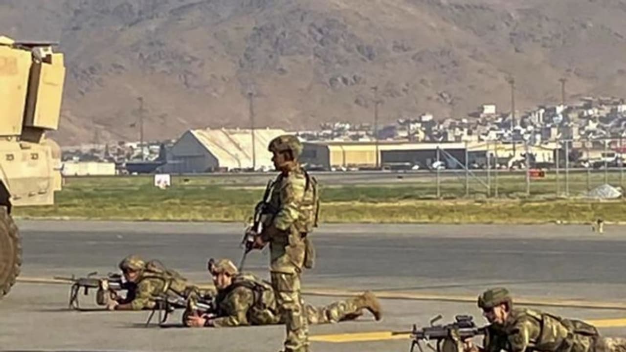 കാബൂൾ വിമാനത്താവളം ഏറ്റെടുത്ത് യുഎസ് സൈന്യം: ഇന്ത്യൻ എംബസി പൂട്ടും, ഉദ്യോഗസ്ഥരുമായി വിമാനം ദില്ലിയിലെത്തി