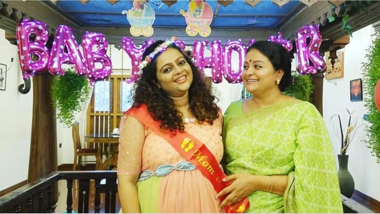 'എത്രത്തോളം നിന്നെ മിസ് ചെയ്യുമെന്ന് പറയാനാകില്ല'; അശ്വതിയുടെ ബേബി ഷവർ ചിത്രങ്ങളുമായി സബിറ്റ