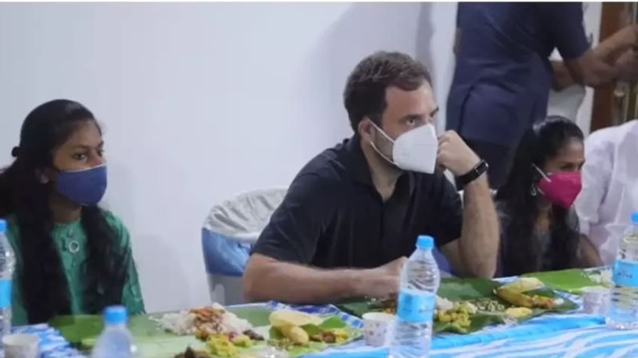 12 മിടുക്കർക്കൊപ്പം ഓണസദ്യയുണ്ട് രാഹുൽ ഗാന്ധി 12 മിടുക്കർക്കൊപ്പം ഓണസദ്യയുണ്ട് രാഹുൽ ഗാന്ധി