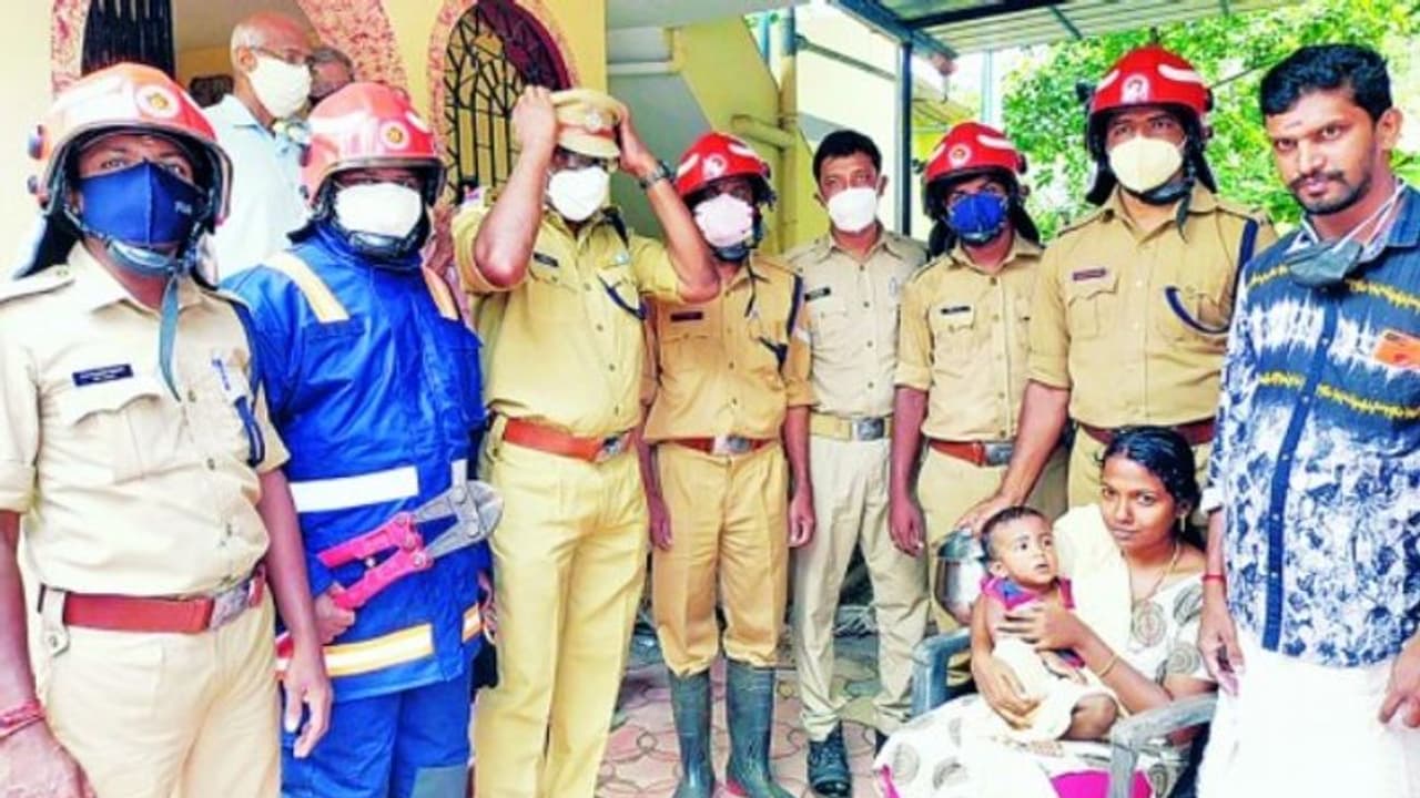 തലയിൽ സ്റ്റീൽ കലം കുടുങ്ങി; പിഞ്ചുകുഞ്ഞിന് രക്ഷകരായി അ​ഗ്നിരക്ഷാസേനയും പൊലീസും