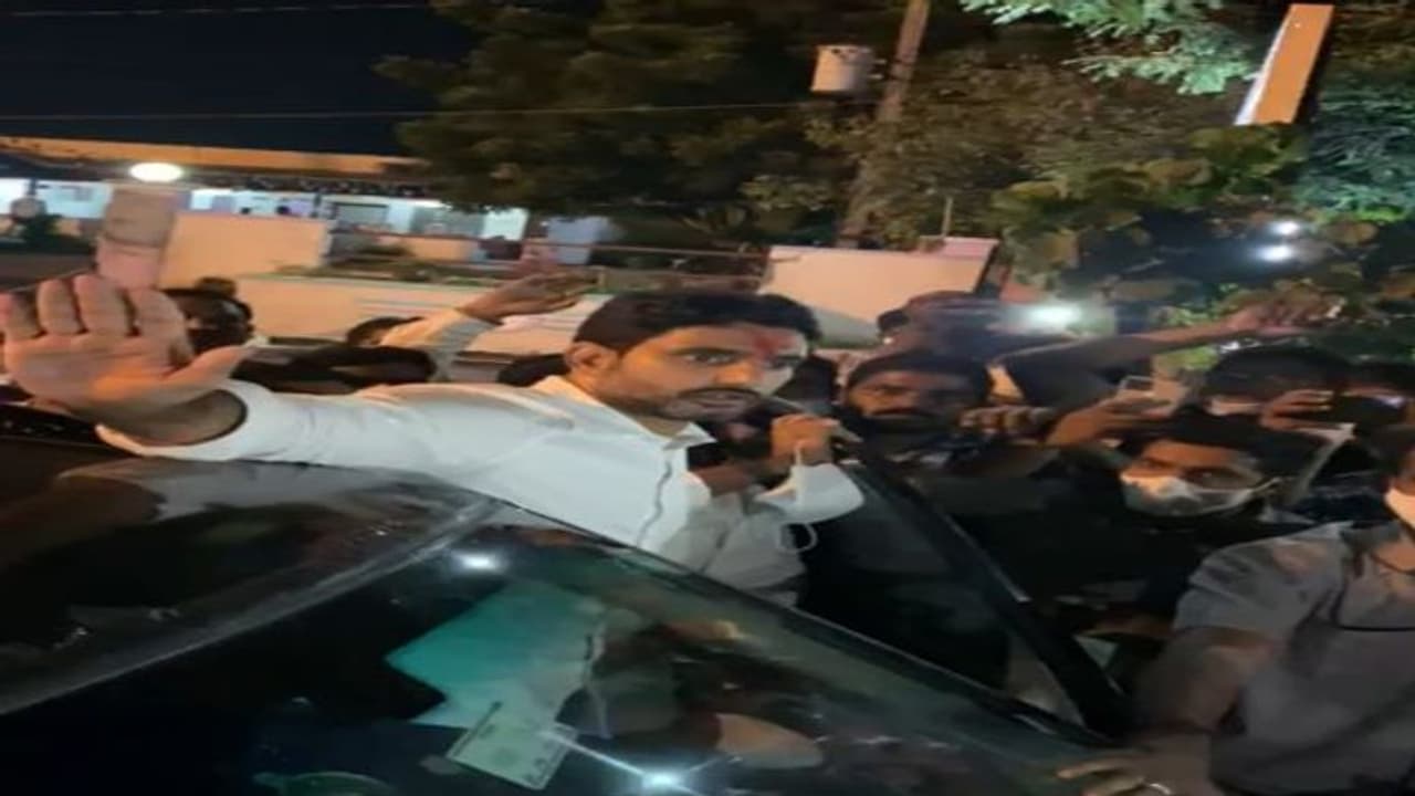 మీకు ఇద్దరు కూతుళ్లున్నారు... వారికే ఇలా జరిగుంటే ఇలాగే స్పందిస్తారా?: జగన్ ను నిలదీసిన లోకేష్ (వీడియో) మీకు ఇద్దరు కూతుళ్లున్నారు... వారికే ఇలా జరిగుంటే ఇలాగే స్పందిస్తారా?: జగన్ ను నిలదీసిన లోకేష్ (వీడియో)