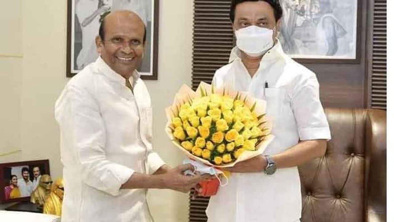 வாகை சந்திரசேகர் இது நியாயமா ..? சி.எம் கை மீது மாஸ்கை வைக்கலாமா..? வாகை சந்திரசேகர் இது நியாயமா ..? சி.எம் கை மீது மாஸ்கை வைக்கலாமா..?