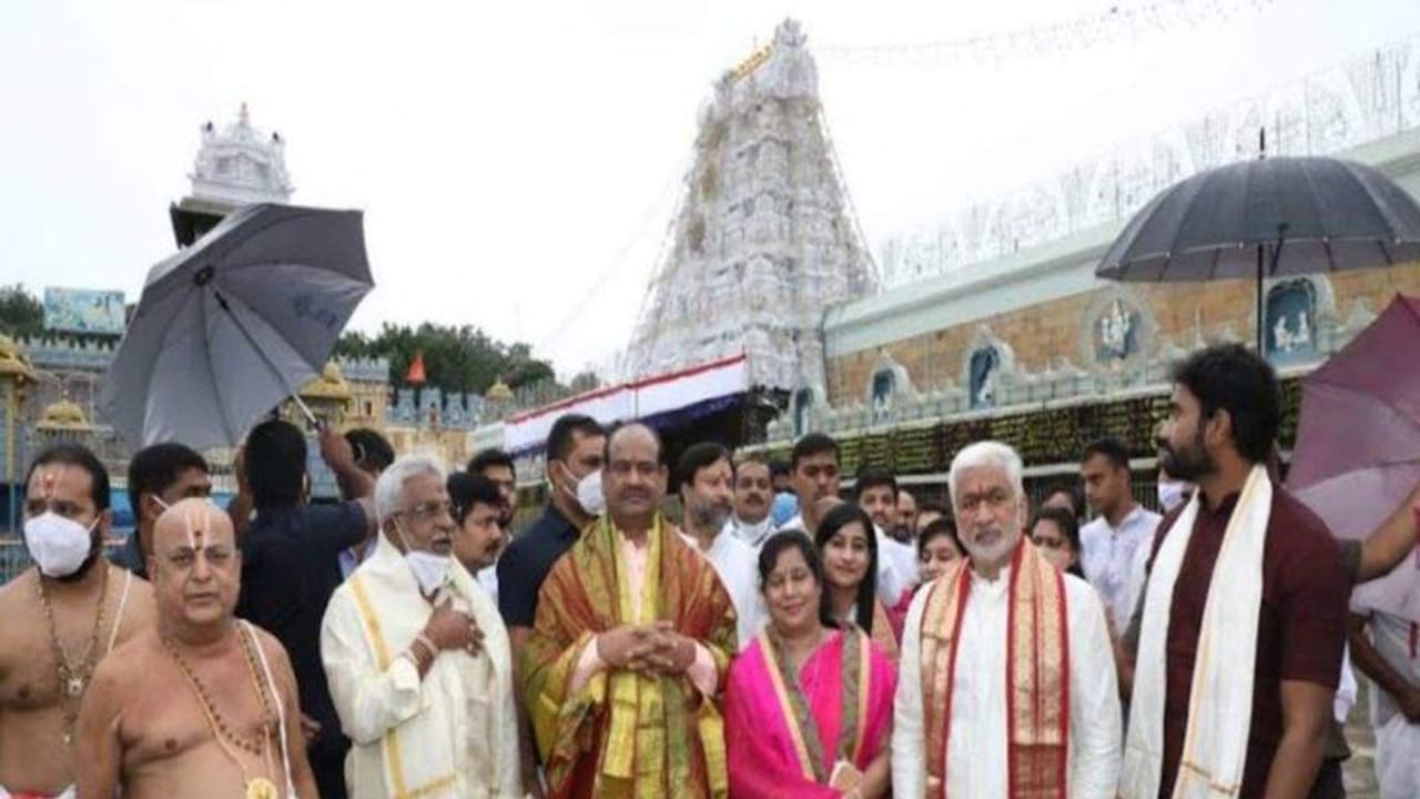 తిరుమలకు లోక్ సభ స్పీకర్ ఓం బిర్లా... దగ్గరుండి శ్రీవారి దర్శనం చేయించిన ఎంపీ విజయసాయి (వీడియో) తిరుమలకు లోక్ సభ స్పీకర్ ఓం బిర్లా... దగ్గరుండి శ్రీవారి దర్శనం చేయించిన ఎంపీ విజయసాయి (వీడియో)