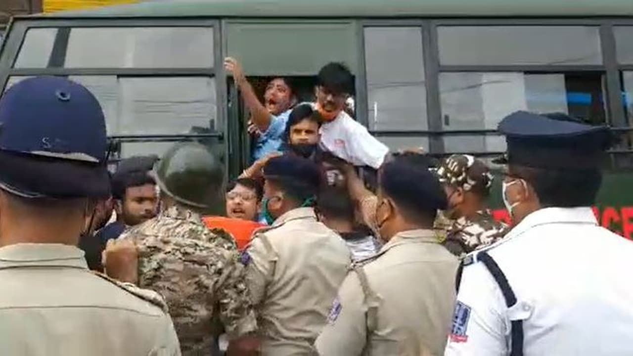 শিলিগুড়িতে যুব সংকল্প যাত্রায় বিজেপি বিধায় সহ আটক ৩০, কলকাতায় কার্যালয়ের সামনে পুলিশের ব্যারিকেড