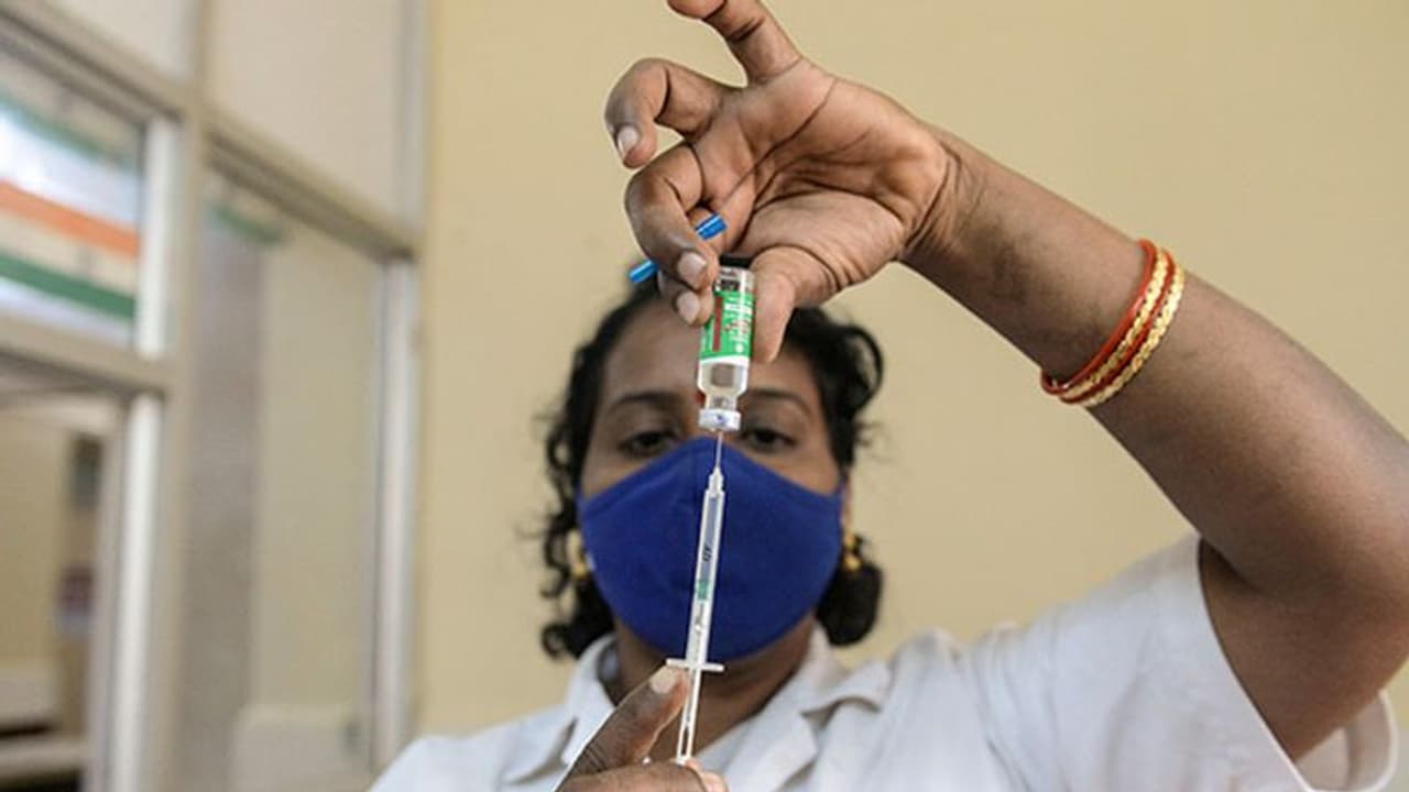 भारत में Vaccination:एक दिन में रिकॉर्ड तोड़ 88.13 लाख डोज लगे; जानिए पूरा Update