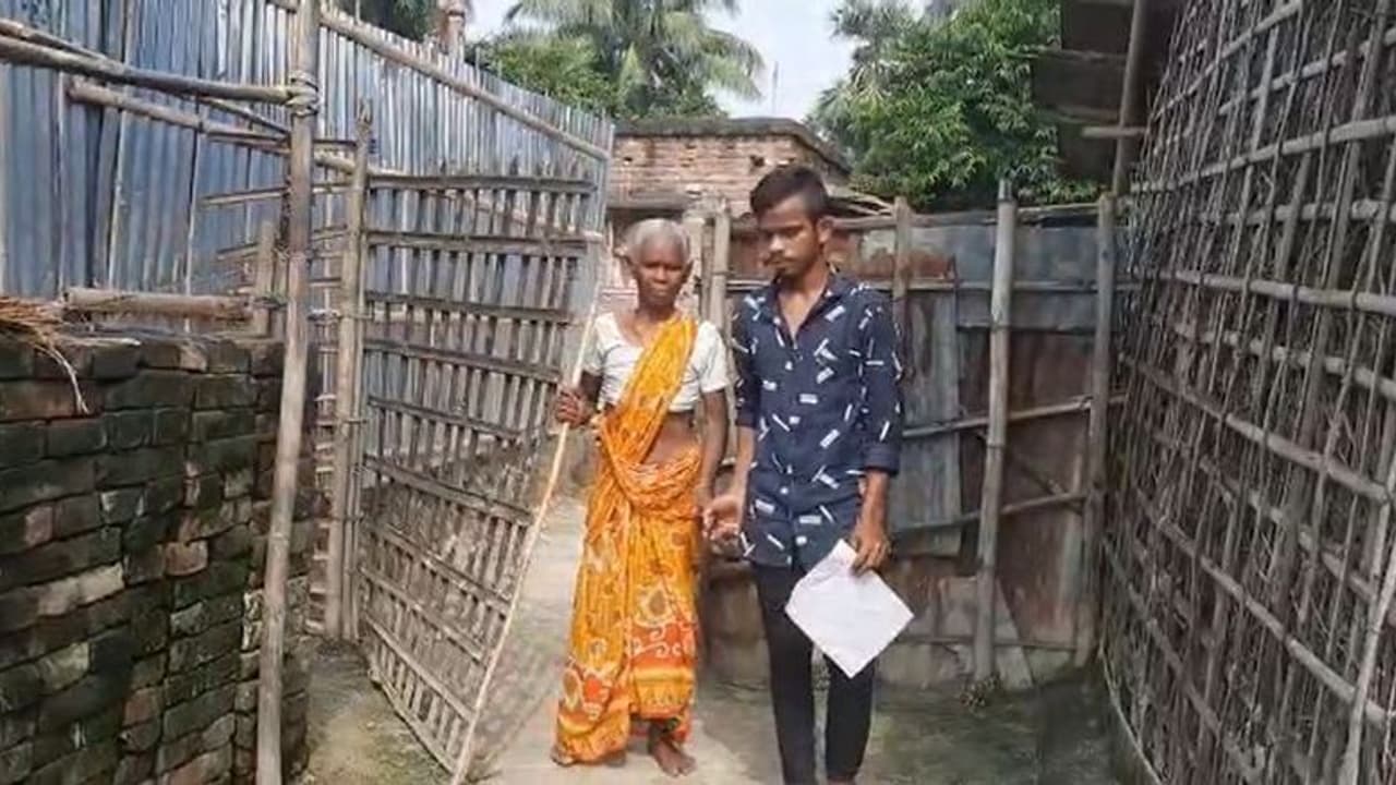 গলা টিপে ধরে বৃদ্ধাকে মারধর, জোর করে আবাস যোজনার টাকা নেওয়ার অভিযোগ তৃণমূলের বিরুদ্ধে