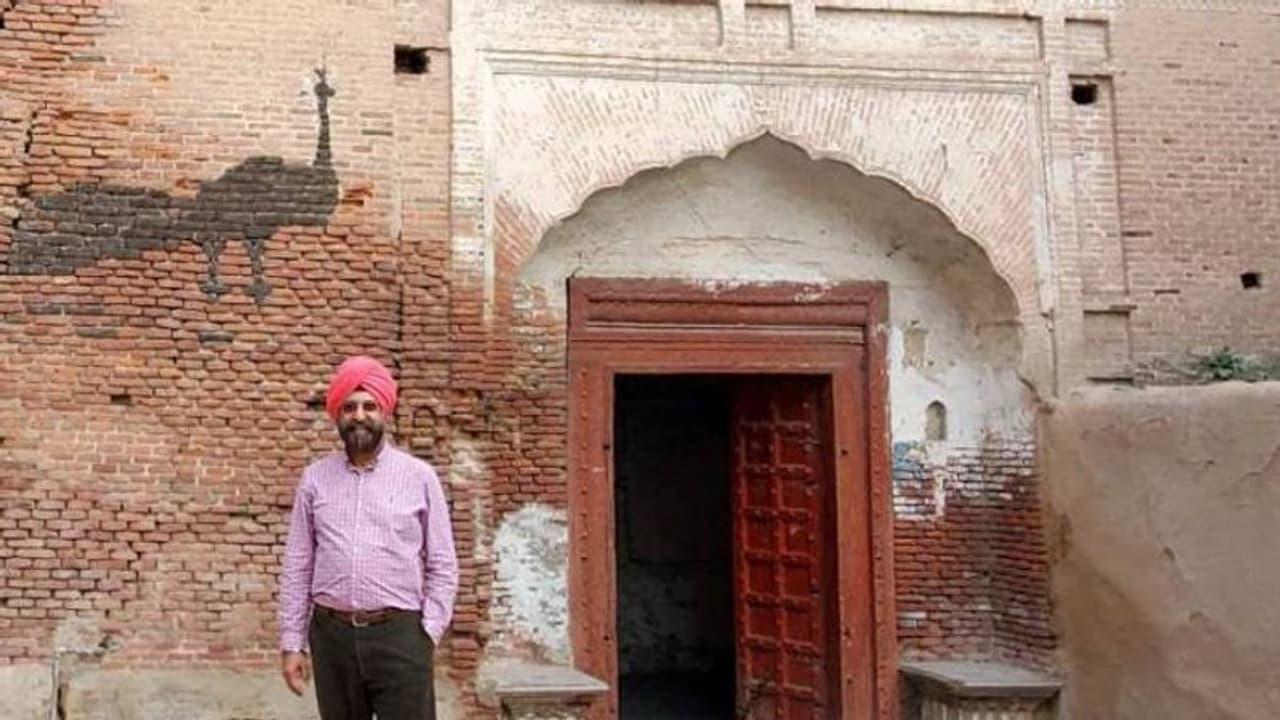 വിഭജനസമയത്തുപേക്ഷിച്ച കുടുംബവീട് കാണാനുള്ള യാത്ര, കറുത്ത മയിൽ അടയാളമായി വിഭജനസമയത്തുപേക്ഷിച്ച കുടുംബവീട് കാണാനുള്ള യാത്ര, കറുത്ത മയിൽ അടയാളമായി